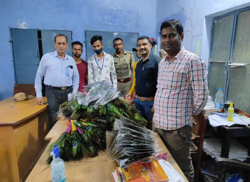 बरेली: जन्माष्टमी पर मोर पंख बेचने वालों पर कार्रवाई, 14 तोते बरामद