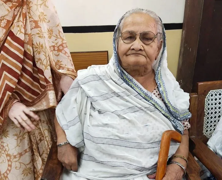 बरेली: 23 वर्ष पूर्व हुई दामाद की हत्या में गवाही देने कोर्ट पहुंची बूढ़ी सास