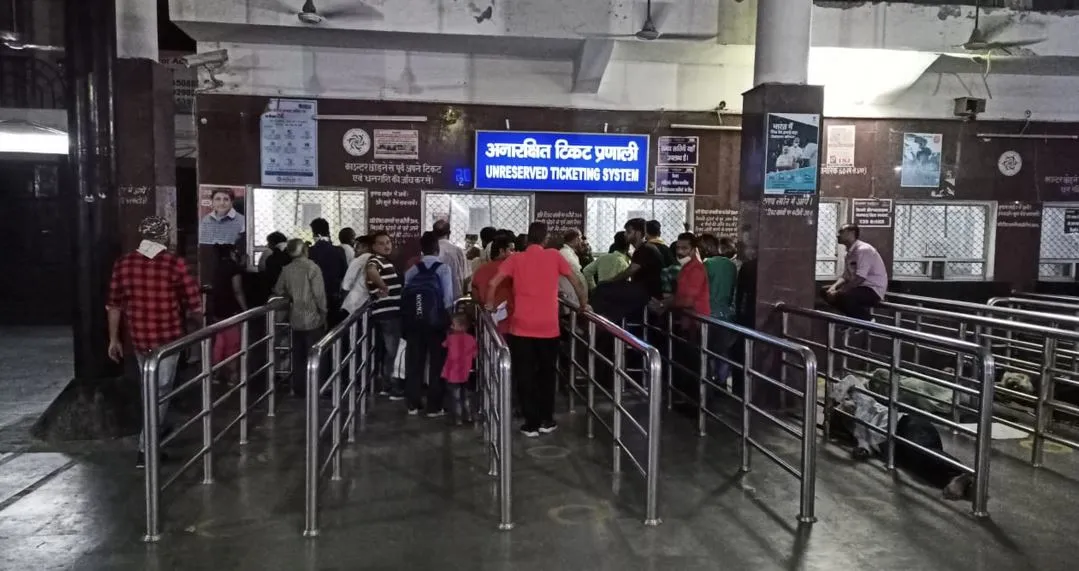 बरेली: जंक्शन पर ट्रेनें निरस्त होने के बाद किराया वापसी को जूझे यात्री