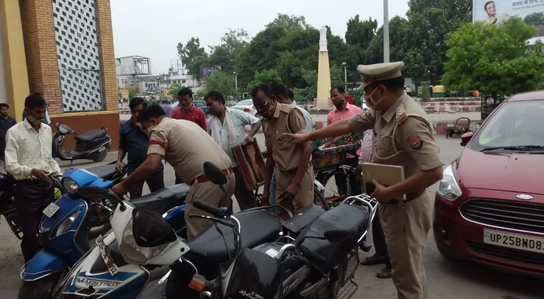 बरेली: स्टेशन मास्टर कार्यालय के बाहर चला जीआरपी का डंडा