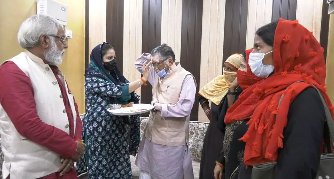 बरेली: मुस्लिम तलाक पीड़िताओं ने बांधी संतोष गंगवार को राखी
