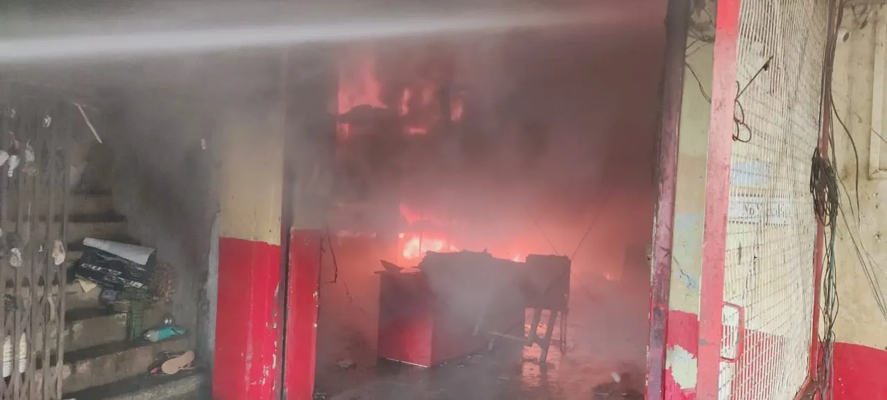 लखीमपुर खीरी: बाइक पार्ट्स गोदाम में लगी भीषण आग, सवा छह करोड़ का नुकसान