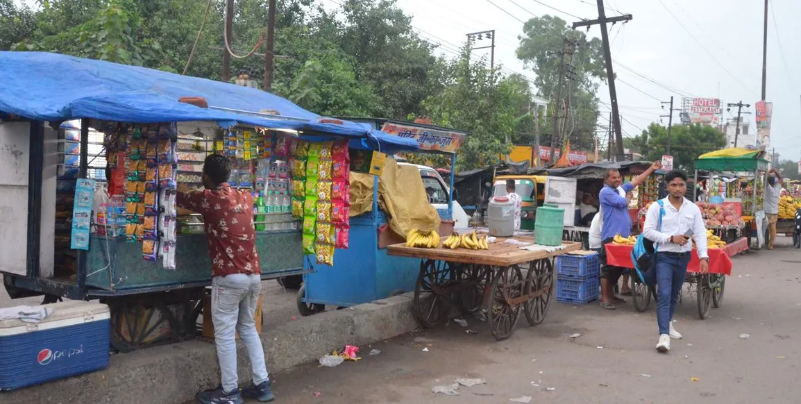 बरेली: सेटेलाइट के पास अवैध दुकानें फैला रहीं गंदगी
