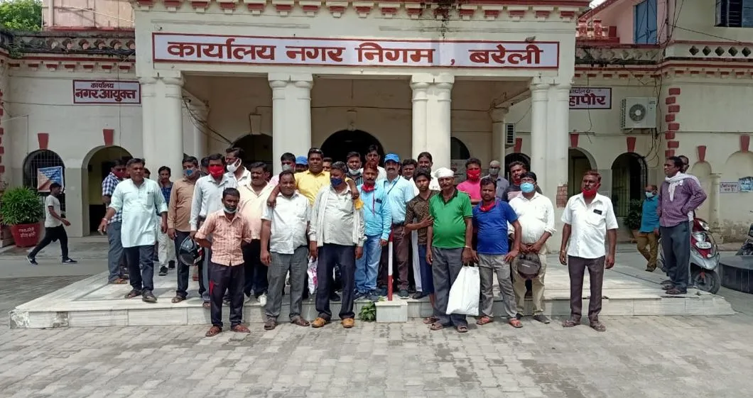 बरेली: सफाई निरीक्षक की कार्रवाई को लेकर पार्षद-सफाई कर्मी आमने-सामने