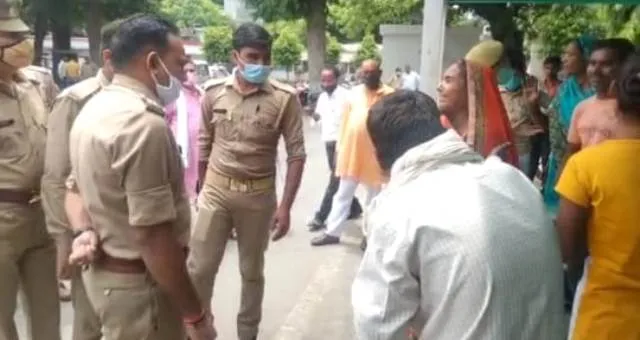 बरेली: बेटी को प्रेमी से छुड़वाने को पिता ने छू लिए पुलिस के पांव