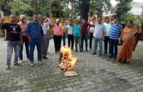 ठप विकास योजनाओं पर भड़के कांग्रेसी, सरकार का फूंका पुतला