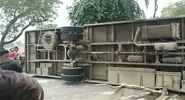 बदायूं: ओवरटेक करती बस ने पिकअप में मारी टक्कर, दर्जन भर सवारियां घायल