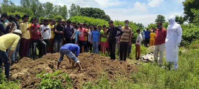 लखीमपुर-खीरी: हत्या की आशंका पर कब्र खुदबाकर निकलवाया शव