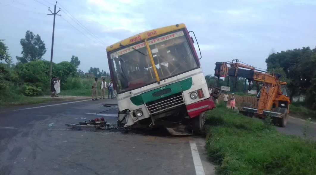 बदायूं: डिवाइडर से टकराकर पलटी बस, चालक की मौत