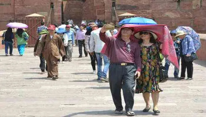 आगरा:  मौसम के गर्म तेवर से बेहाल लोग, जन्माष्टमी तक रहेगा यही हाल…