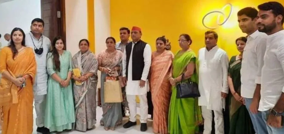 रक्षाबंधन पर अपनों के बीच पहुंचे अखिलेश और तेज प्रताप, सैफई पहुंचकर बंधवाया रक्षासूत्र