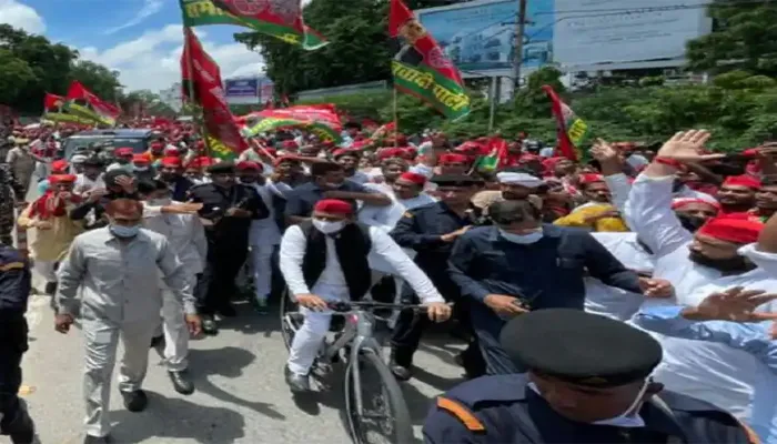 साइकिल पर निकले अखिलेश का दावा- सपा जीत सकती है 400 सीटें, बीजेपी को नहीं मिलेंगे प्रत्याशी