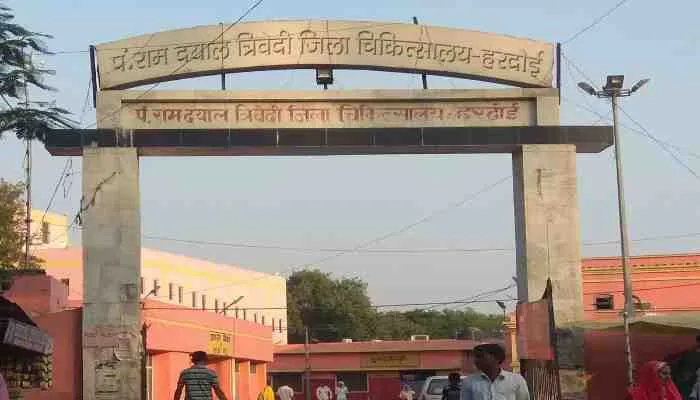 हरदोई: करीब 3 दर्जन स्वास्थ्यकर्मियों को दिखाया गया बाहर का रास्ता, जानें वजह?