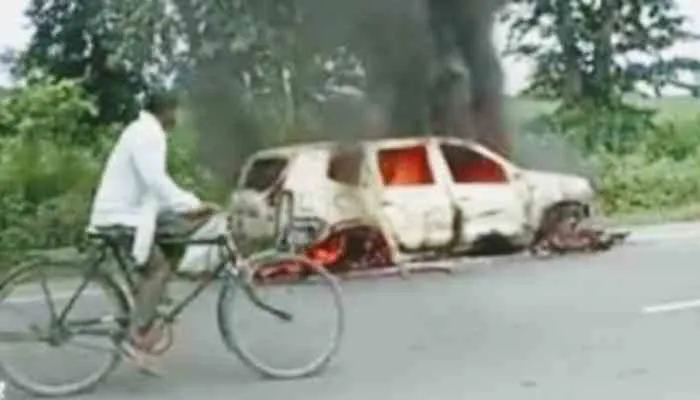 कुशीनगर: जब सड़क किनारे खड़ी कार धू-धू कर जलने लगी, जानें फिर क्या हुआ?