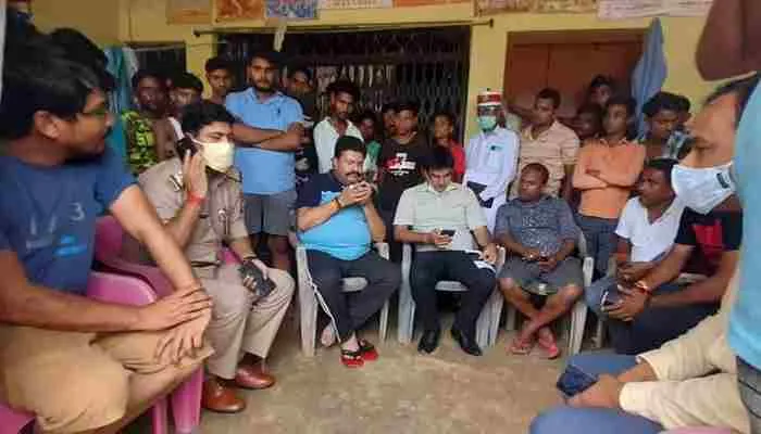 कुशीनगर: बिजली के पोल के नीचे दबकर कोटेदार की दर्दनाक मौत