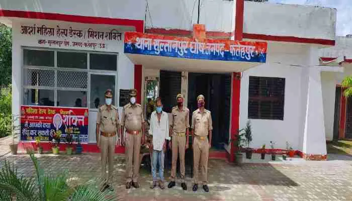 फतेहपुर: पुलिस ने 4 सुतली बम के साथ शातिर अपराधी को किया गिरफ्तार