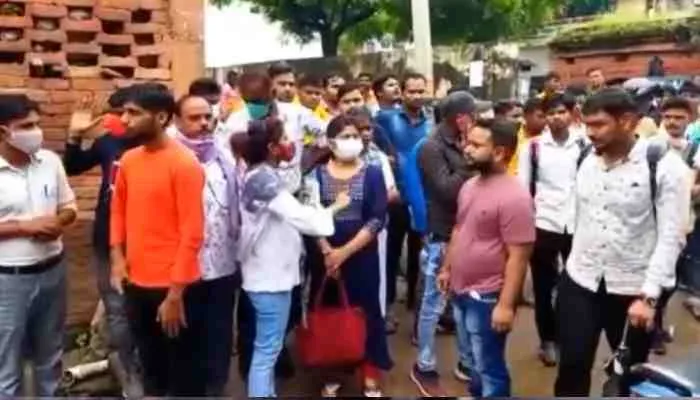 अयोध्या: पीईटी परीक्षा की परीक्षा देने आए परीक्षार्थियों ने किया हंगामा, जानें वजह?