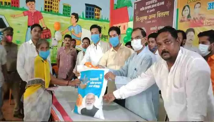 फतेहपुर: विधायक ने बांटा नि:शुल्क राशन किट, कहा- जनता को मिलना चाहिए इसका लाभ