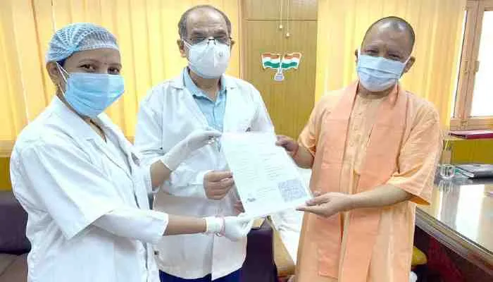 यूपी: सीएम योगी ने लगवाई वैक्सीन की दूसरी डोज, कहा- ‘टीका जीत का’ जरूर लगवाएं