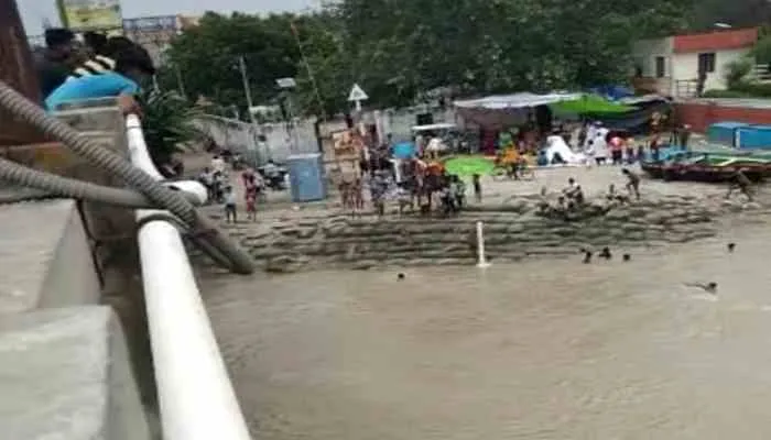 उन्नाव: पुल से गंगा नदी में छलांग लगाने का वीडियो वायरल, प्रशासन ने शुरू की कार्रवाई
