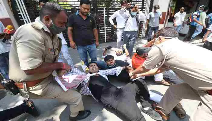 लखनऊ: शिक्षक अभ्यार्थियों ने किया जोरदार प्रदर्शन, पुलिस पर लगाया बड़ा आरोप