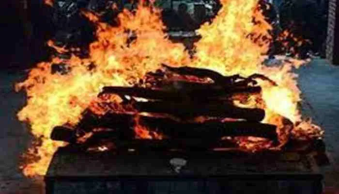 प्रयागराज: गंगा किनारे कटान के कारण मिले शवों का नगर निगम किया दाह संस्कार