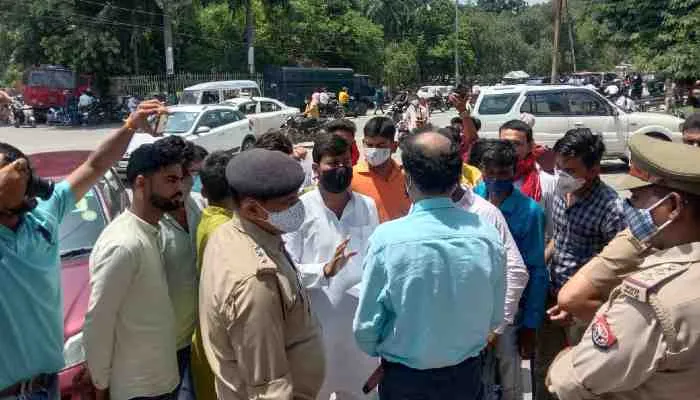 गोरखपुर: कड़ी सुरक्षा के बीच छात्रा का हुआ अंतिम संस्कार, छात्र नेताओं जताया विरोध