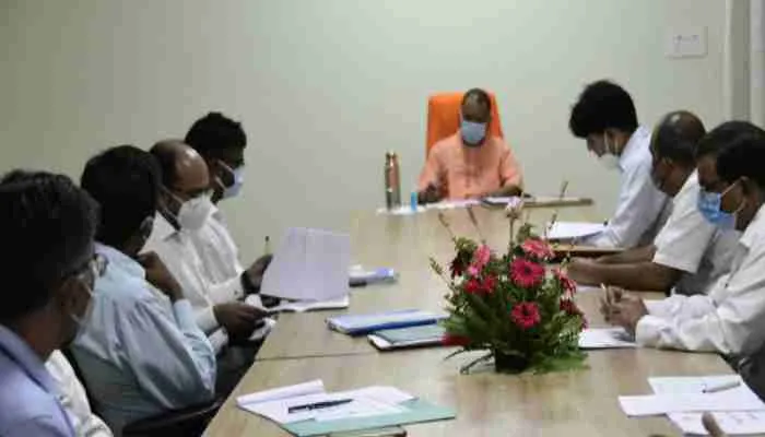 गोरखपुर: सीएम योगी ने की समीक्षा बैठक, आधिकारियों को दिए ये बड़े निर्देश