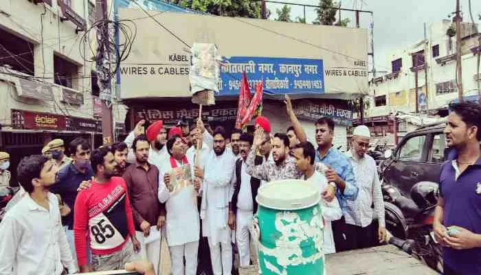 कानपुर: साक्षी महाराज ने अखिलेश पर की अमर्यादित टिप्पणी, सपाइयों ने फूंका पुतला