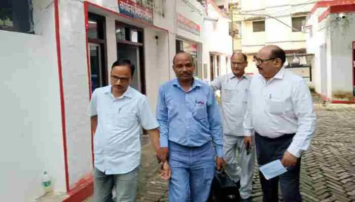 अमेठी: विजिलेंस टीम की बड़ी कार्रवाई, जिला लेखा परीक्षक को रंगे हाथ किया गिरफ्तार