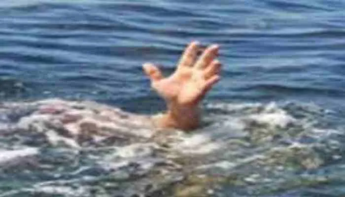 जालौन: यमुना नदी में नाव पलटने से दो युवकों की मौत, दो युवक लापता