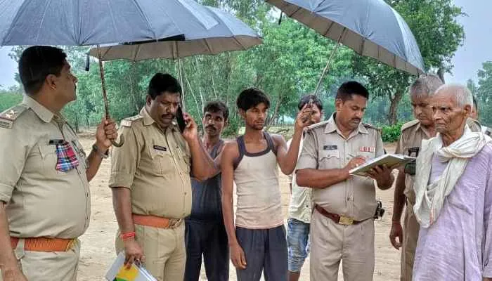 बाराबंकी: खेत में मिला युवक का शव, मृतक पिता ने चचेरे भाइयों पर लगाया हत्या का आरोप