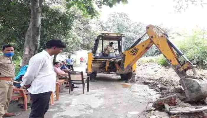 बस्ती: प्रशासन ने सरकारी भूमि से हटाया अवैध कब्जा, ग्रामीणों में मची खलबली