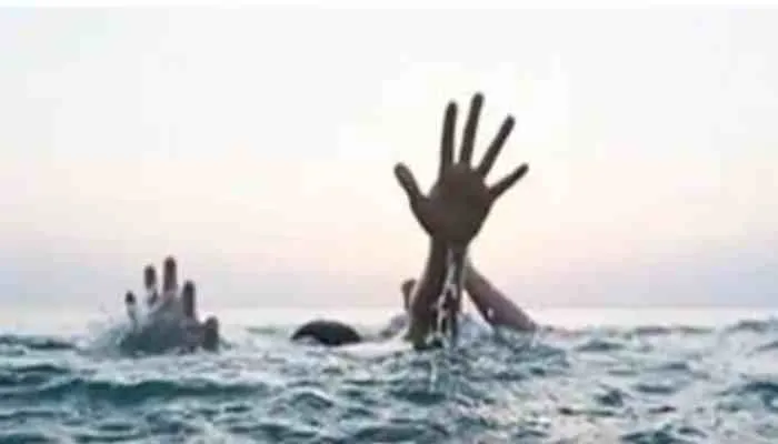 कन्नौज: गंगा स्नान के लिए आए बुआ-भतीजे डूबे, तलाश में जुटे गोताखोर