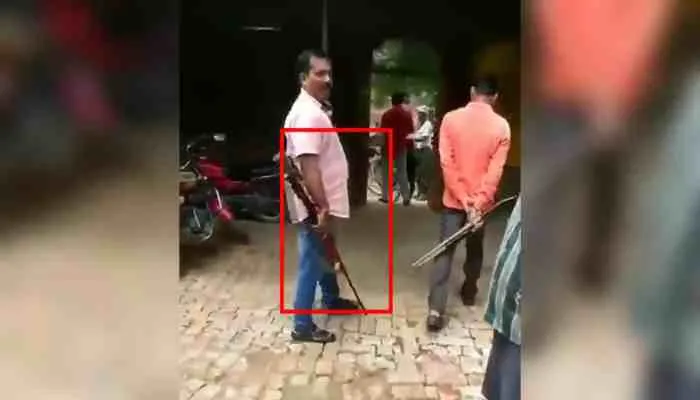 हरदोई: दबंगो ने महिला कोटेदार के बेटे पर तानी बंदूक, मुकदमा दर्ज, जानें क्या है पूरा मामला