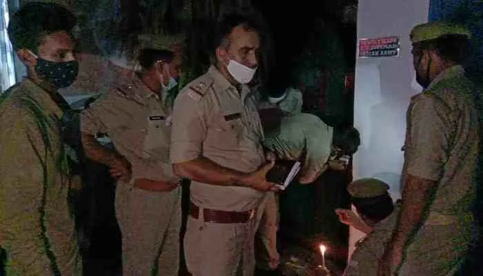 फतेहपुर: कोर्ट के आदेश पर पुलिस ने विवादित मकान को किया सीज
