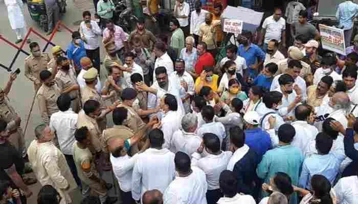 गाजियाबाद: कांग्रेस ने भाजपा के खिलाफ किया बैलगाड़ी से प्रदर्शन, लगाया यह गंभीर आरोप