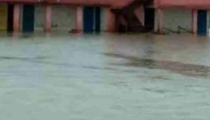 इटावा: घरों में बाढ़ का डेरा, छतों पर फंसे ग्रामीण, सरकार से की ये बड़ी मांग