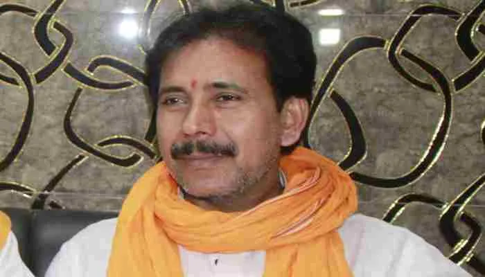 बलिया: प्रभारी मंत्री अनिल राजभर ने लिया कटान क्षेत्र का जायजा, अधिकारियों से की चर्चा