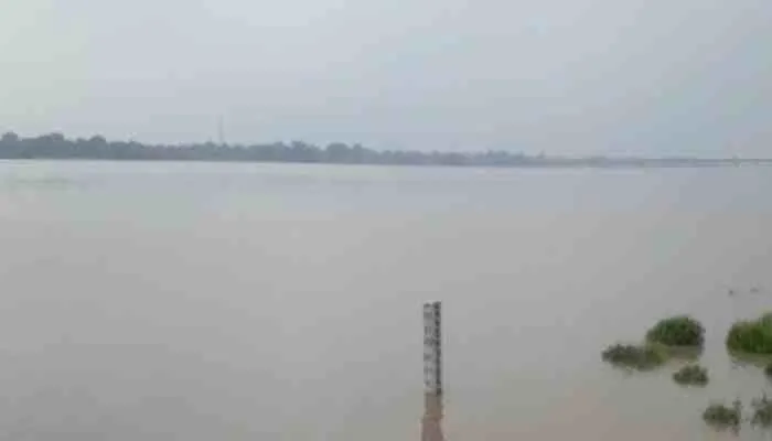 फर्रुखाबाद: गंगा का बढ़ा जल स्तर अभी भी चेतावनी बिंदु से कई सेंटीमीटर ऊपर
