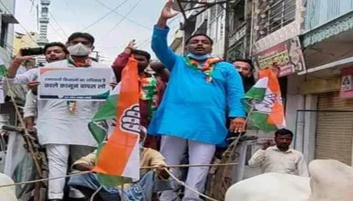 कुशीनगर: कांग्रेस कार्यकर्ताओं ने भाजपा सरकार के खिलाफ किया प्रदर्शन