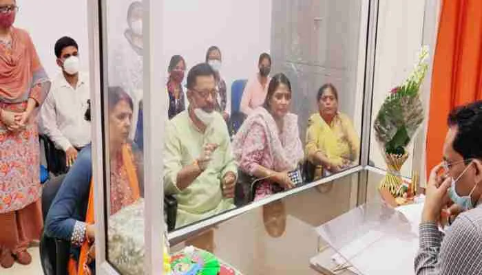 लखनऊ: शिक्षकों से बदसलूकी का मामला पकड़ा तूल, डीएम से की शिकायत