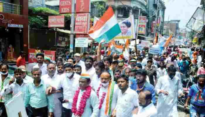 कानपुर: सड़कों पर उतरा कांग्रेस का जनसैलाब, सरकार के खिलाफ की जमकर नारेबाजी