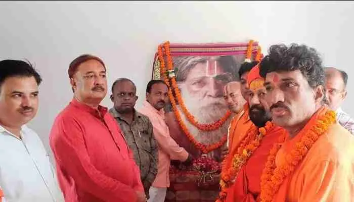 अयोध्या: 18वीं पुण्यतिथि पर मंहत रामचन्द्र दास परमहंस को अर्पित की गई श्रद्धांजलि