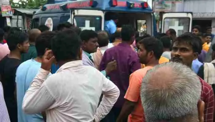 कुशीनगर: शौचालय टैंक साफ करते समय जहरीली गैस से 2 की मौत, एक गंभीर