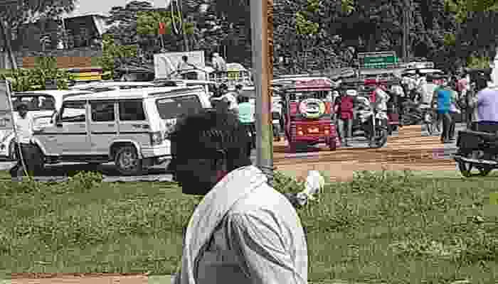हरदोई: युवक की हत्या का आरोप लगाकर आक्रोशित परिजनों ने किया सड़क जाम