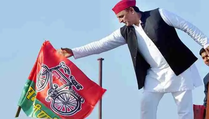 मिशन 2022: सरकार पर चोट, अपने हाथ में वोट, नीति पर काम कर रही है सपा