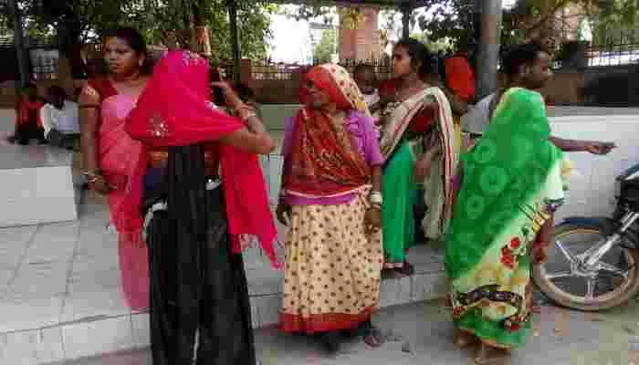 उन्नाव: पेड़ से लटका मिला युवक का शव, परिजनों में मचा कोहराम