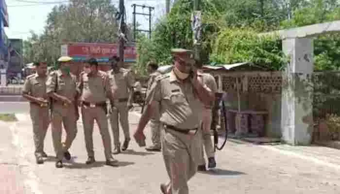 मथुरा: चांदी व्यापारी से दिनदहाड़े एक करोड़ 5 लाख की लूट, इलाके में मचा हड़ंकप