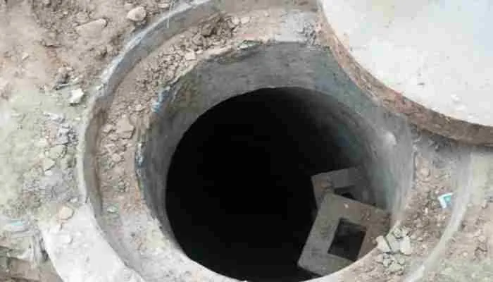 लखनऊ: खुदाई से बचने के लिए ठेकेदारों ने किया बड़ा खेल, सीवर लाइन के अंदर डाल दी…
